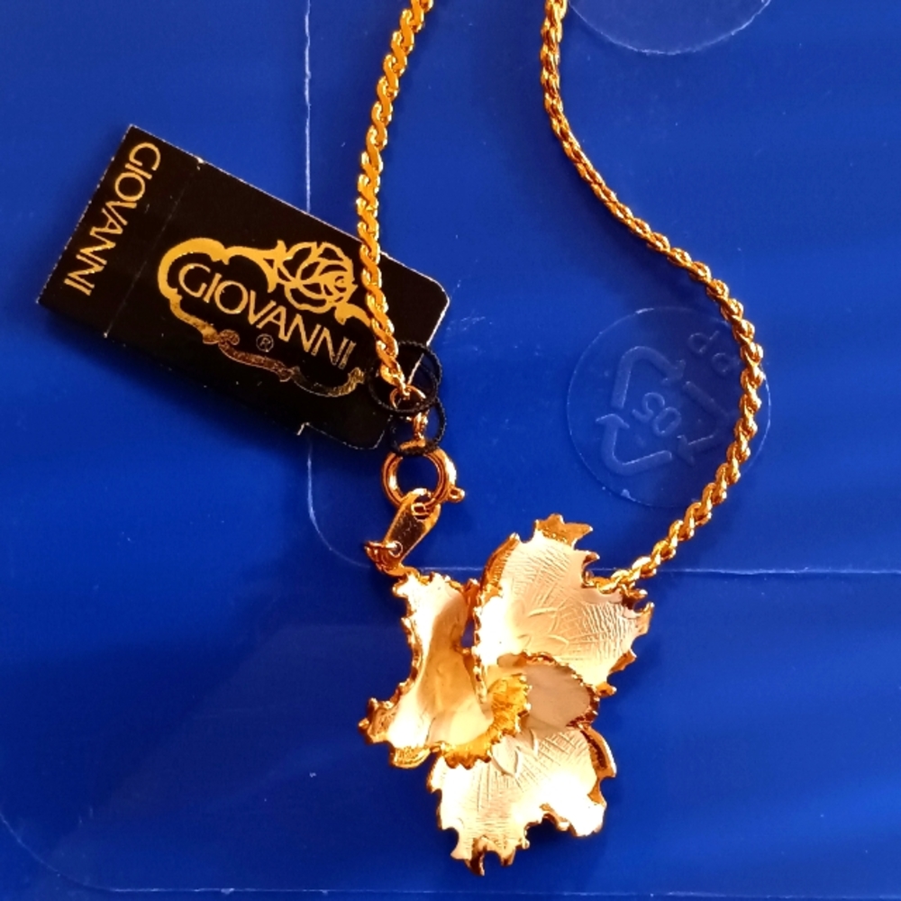 Giovanni White Flower Necklace